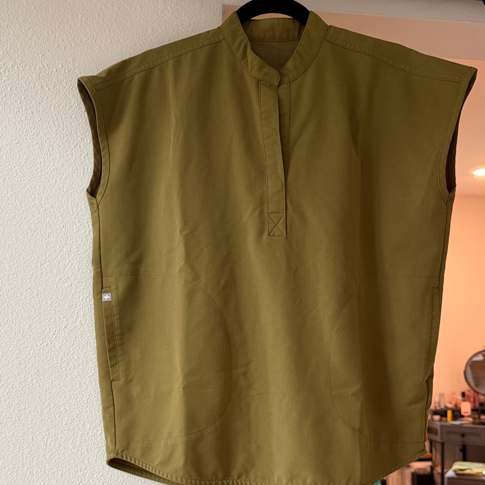 FIGS in Olive Green? (Rafaela Top in XS and cargo pants in XS)